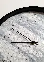 hodiny_bily-trpaslik_b-scaled.webp